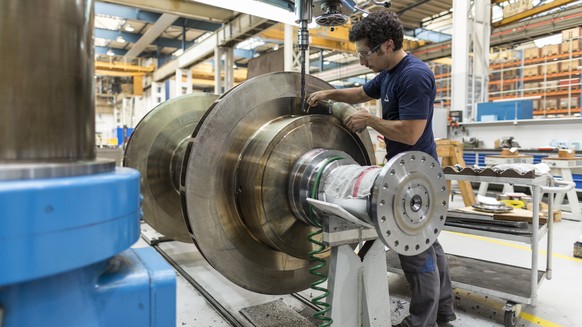 ZUR EXPORTINDUSTRIE STELLEN WIR IHNEN AM DONNERSTAG, DEM 30. JULI 2015, FOLGENDES NEUES BILDMATERIAL ZUR VERFUEGUNG --- An employee of Man Diesel &amp; Turbo Switzerland, manufacturer of large-bore di ...