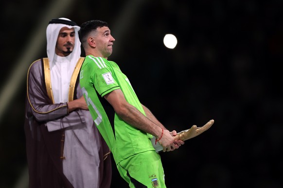 epa10372924 Goalkeeper Emiliano Martinez of Argentina reacts after winning the award for best goalkeeper of the FIFA World Cup 2022 Final between Argentina and France at Lusail stadium, Lusail, Qatar, ...