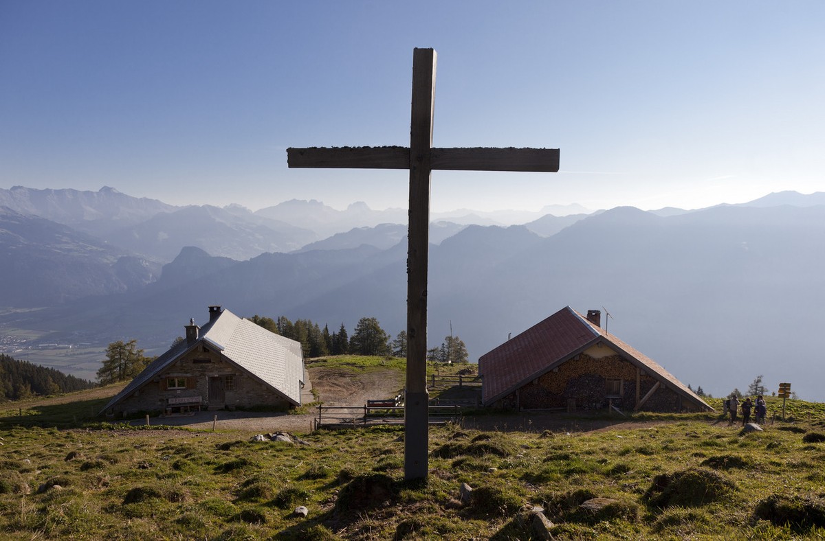 Chalet and barn on the Valzeralp high above the valley "Rheintal" in the canton of Grisons, Switzerland, pictured on October 2, 2011. (KEYSTONE/Arno Balzarini)

Rund um die Huette und Stallu ...