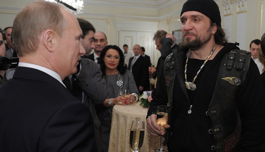 Putin und Nachtwölfe-Chef Saldostanow stossen zusammen an.
