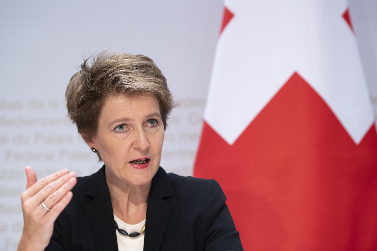 Bundesraetin Simonetta Sommaruga, Vorsteherin des Eidgenoessischen Justiz- und Polizeidepartements (EJPD), spricht an einer Medienkonferenz ueber die Argumente von Bundesrat und Parlament zur Volksini ...