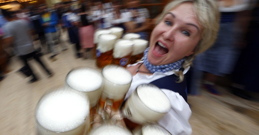 Da wird einem ja ganz schummrig: eine Kellnerin beim Oktoberfest 2014.