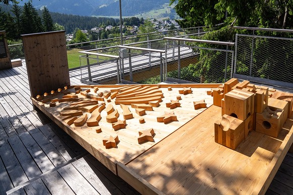 Senda dil Dragun Laax Baumwipfelpfad Kugelbahnen Schweiz