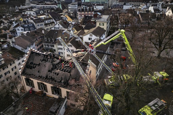 Einsatzkraefte von Schutz und Rettung Zuerich beim Abbruch des Dachstockes des historischen Gebaeudes des Freimaurerzentrums, vorne, neben dem Lindenhof, am Montag, 26. Januar 2026 in Zuerich. Das in  ...