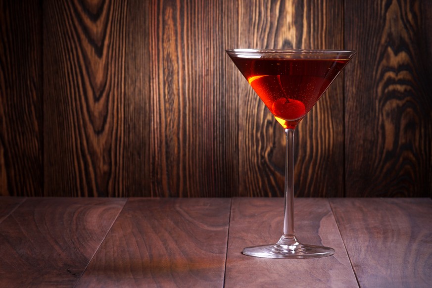 manhattan cocktail trinken drinks alkohol mraschino kirsche