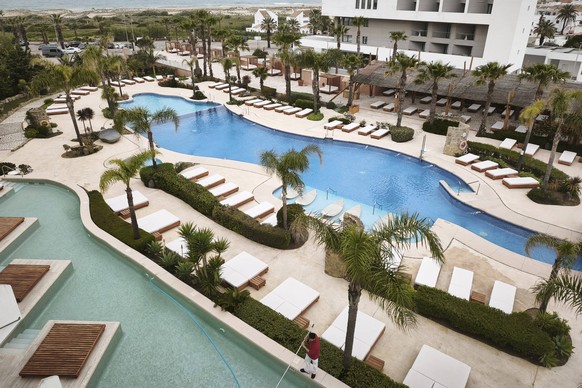 Zahara de los Atunes,Andalusien, Spanien 11.04.2026 Hotelpool des Hotels TUI BLUE Zahara Beach in Zahara de los Atunes /Andalusien *** Zahara de los Atunes, Andalusia, Spain, April 11, 2026 Hotel pool ...