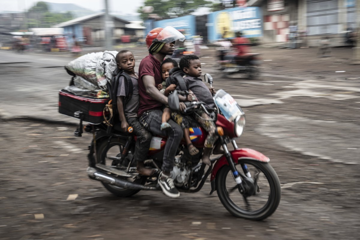 People displaced by the fighting with M23 rebels make their way to the center of Goma, Democratic Republic of the Congo, Sunday, Jan. 26, 2025. (AP Photo/Moses Sawasawa)