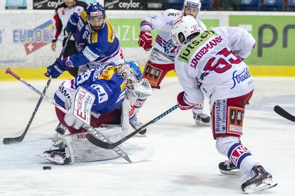 SC Rapperswil-Jona Lakers Stuermer Sven Lindemann, rechts, gegen EHC Kloten Torhueter Luca Boltshauser im dritten Eishockey Spiel der Ligaqualifikation der National League zwischen dem EHC Kloten und  ...