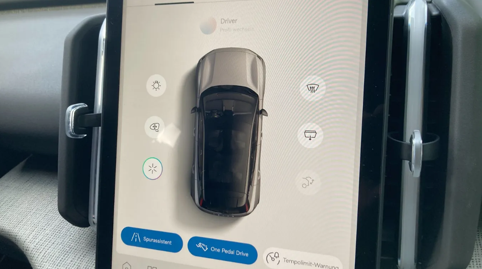 Heating, mirrors, glove compartment, ambient lighting: everything can be controlled via the touch display.
