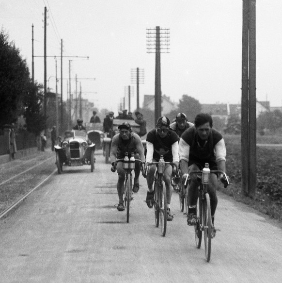 Heiri Suter, der spaetere Sieger, fuehrt an der Meisterschaft von Zuerich, der Zueri-Metzgete, von 1924 vor Kastor Notter, seinem Bruder Max Suter (im Hintergrund) und Felix Manthey. 
Das Bild stammt  ...