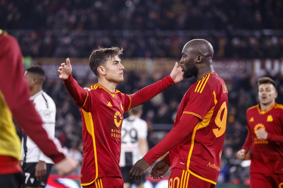 epa10996808 AS Roma&#039;s Paulo Dybala (L) celebrates with teammate AS Roma&#039;s Romelu Lukaku after scoring during the Italian Serie A soccer match between AS Roma and Udinese at the Olimpico stad ...