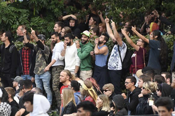 epa06976991 Counter demonstrators react to right wing protesters gathering at the place where a man was stabbed overnight 25 August 2018, in Chemnitz, Germany, 27 August 2018. A 35-year-old man report ...