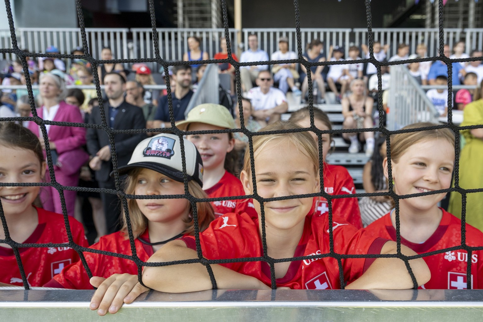 KEYPIX - Junge Fussballerinnen und Fussball Fans aus der Stadt Luzern, anlaesslich der Eroeffnung der Fan Zone Europaplatz der UEFA Women Euro 2025 in Luzern am Mittwoch, 2. Juli 2025. (KEYSTONE/Urs F ...