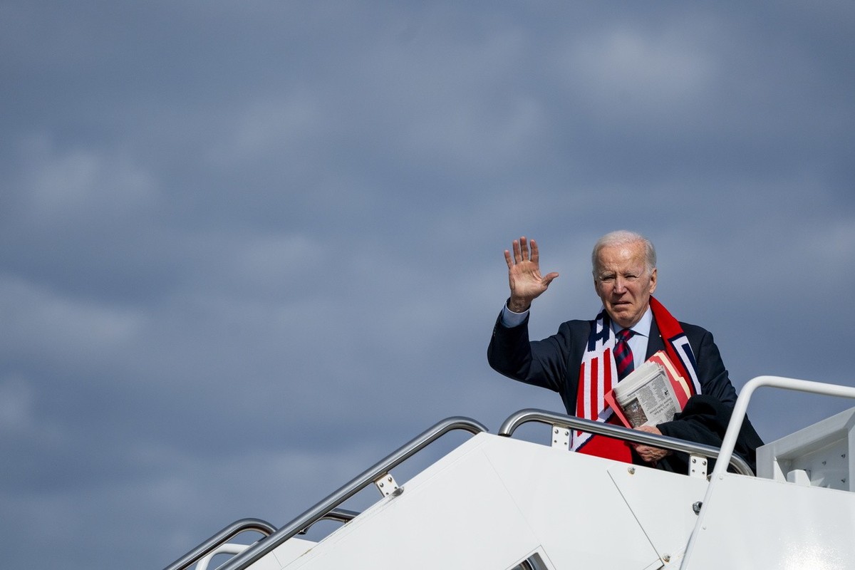 epa10344814 US President Joe Biden walks to board Air Force One at Joint Base Andrews, Maryland, USA, 02 December 2022. President Biden is traveling to Boston for the day, then on to Camp David, Maryl ...