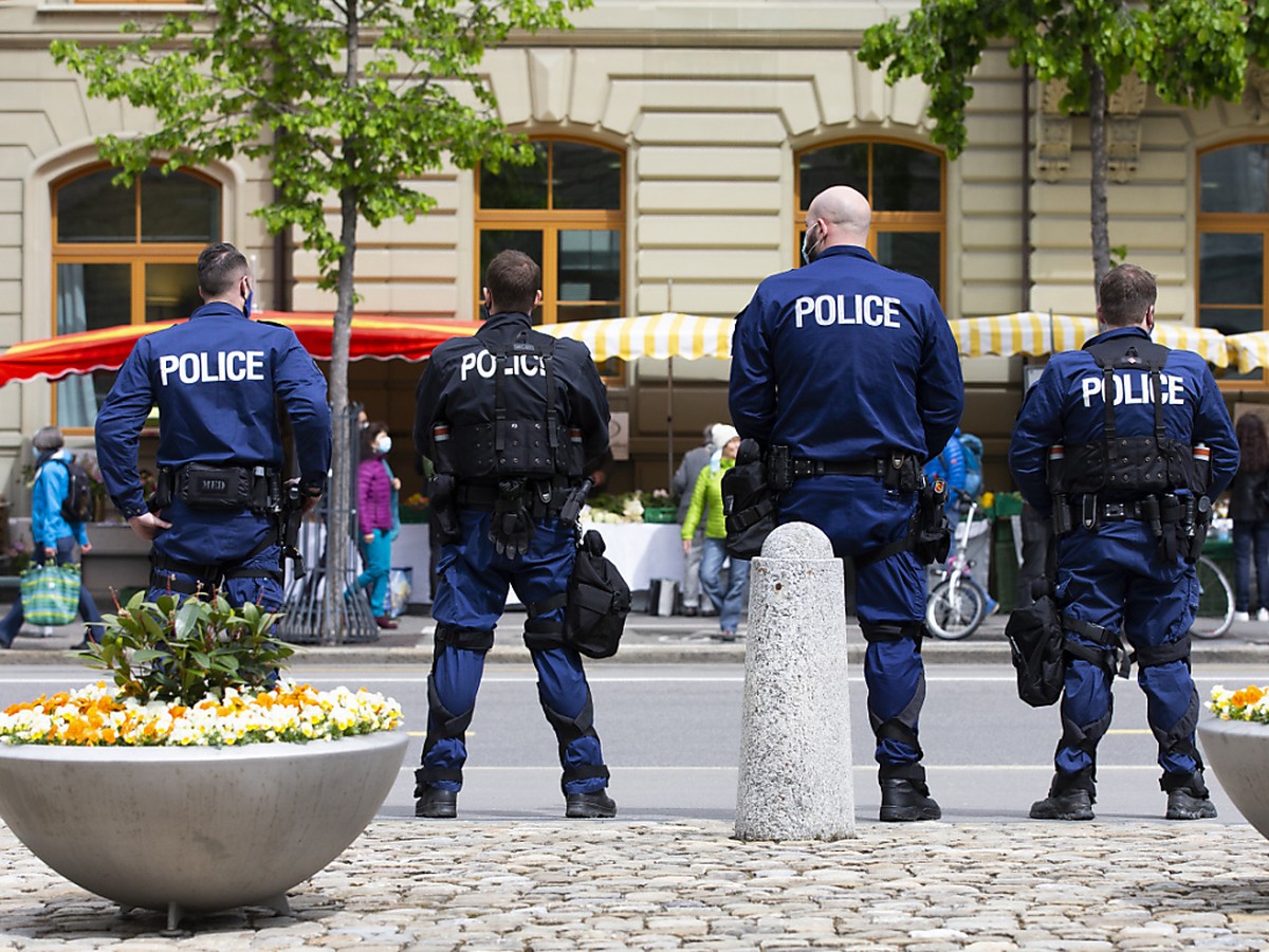 La police bernoise observe la situation pendant le march