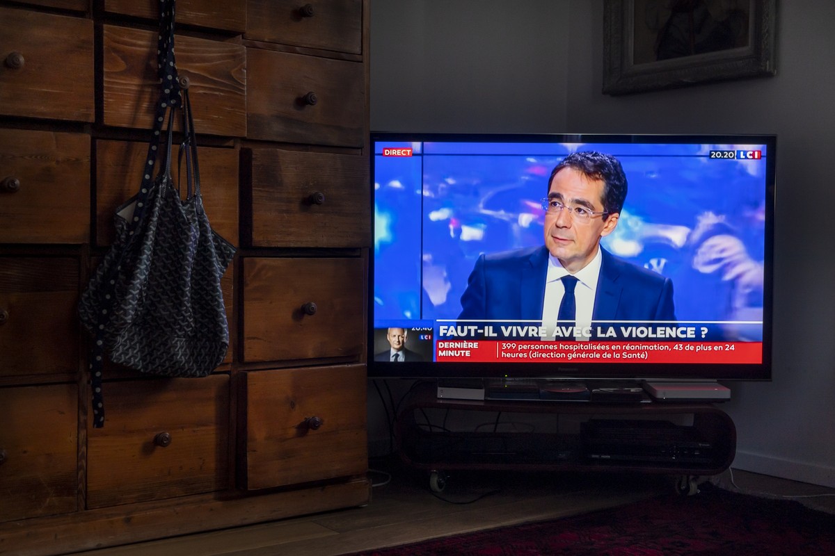 ARCHIV --- Darius Rochebin, le presentateur de television suisse parle pendant sa nouvelle emission "Le 20h00 de Darius Rochebin" sur la chaine francaise d'information LCI le lundi 24 a ...