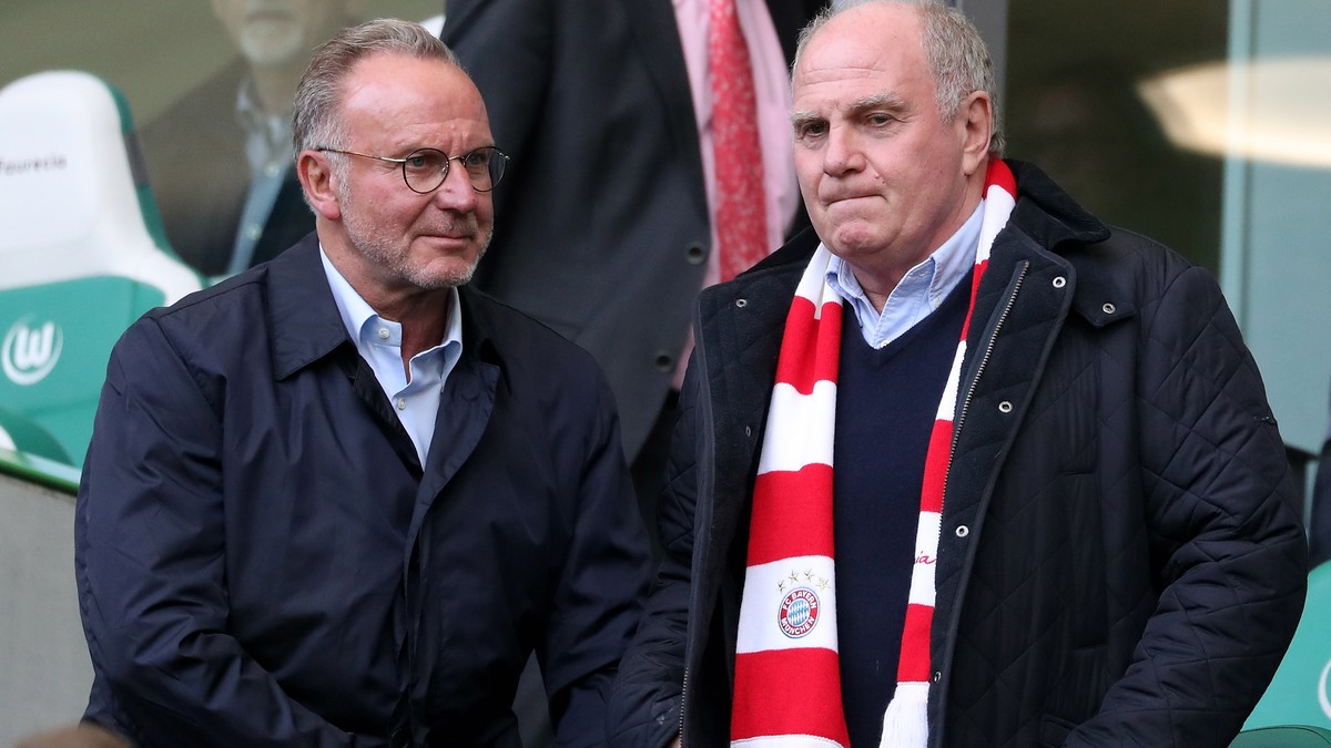 epa07106992 Bayern's chairman of the board Karl-Heinz Rummenigge (L) and president Uli Hoeness (R) during the German Bundesliga soccer match between VfL Wolfsburg and Bayern Munich in Wolfsburg,  ...
