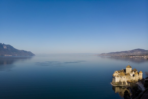 Une vue aerienne du Chateau de Chillon au bord du lac Leman lors de la reouverture au public pendant la crise du Coronavirus (Covid-19) le jeudi 1 avril 2021 a Veytaux. (KEYSTONE/Laurent Darbellay)