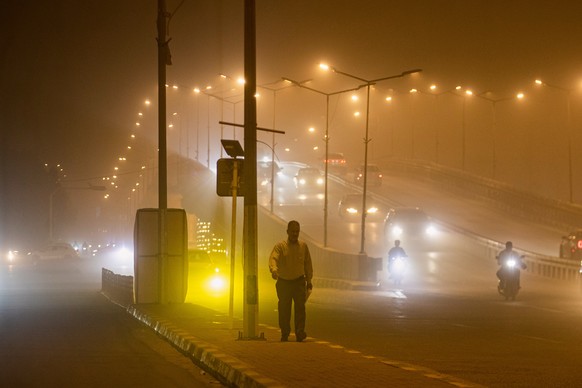 A man walks along a sidewalk during a heavy dust storm in Najaf, Iraq, Monday, May 18, 2026. (AP Photo/Anmar Khalil)
Iraq Dust Storm