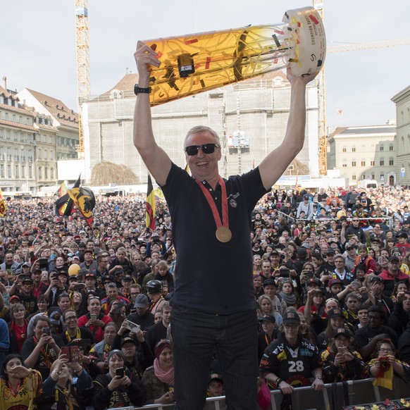 Berns Head Coach Kari Jalonen mit dem Pokal bei der Meisterfeier des SC Bern, am Samstag, 22. April 2017 auf dem Bundesplatz in Bern. (KEYSTONE/Marcel Bieri)