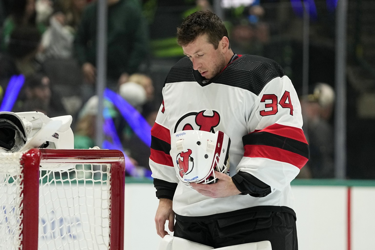 New Jersey Devils goaltender Jake Allen prepares for the start of the first period of an NHL hockey game against the Dallas Stars in Dallas, Thursday, March 14, 2024. (AP Photo/Tony Gutierrez)
Jake Al ...