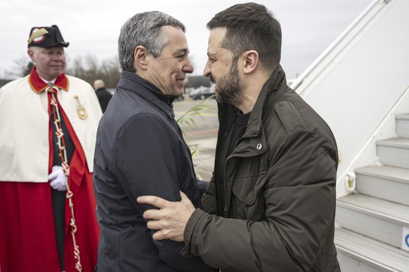 Switzerland&#039;s Foreign Minister Federal Councillor Ignazio Cassis, center, welcomes Ukrainian President Volodymyr Zelenskyy upon his arrival at Zurich&#039;s Kloten airport, Switzerland, Monday, J ...