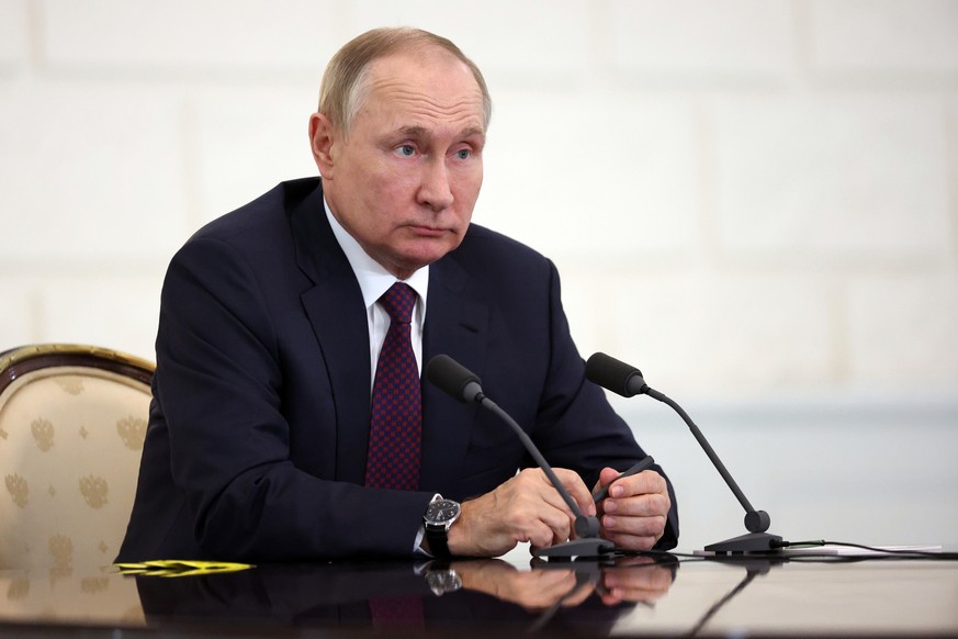 Russian President Vladimir Putin speaks to the media after his talks with Armenian Prime Minister Nikol Pashinyan and Azerbaijan&#039;s President Ilham Aliyev at the Bocharov Ruchei residence in the B ...