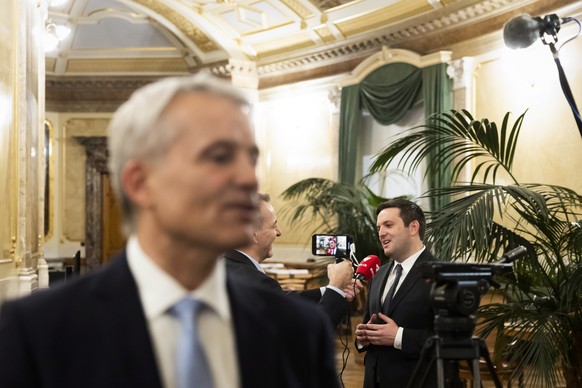 Die Bundesratskandidaten Beat Jans, Regierungspraesident Basel-Stadt, vorne, und Jon Pult, Nationalrat SP-GR, hinten, geben nach den Hearings Interviews in der Wandelhalle des Nationalrats, am Diensta ...