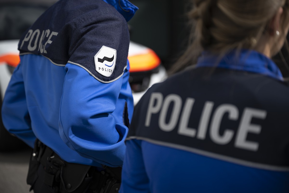 Les logos Police sont photographies sur les uniformes que portent une collaboratrice et un collaborateur de la police cantonale fribourgeoise, lors d'une conference de presse concernant l'el ...