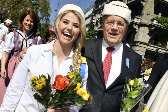 Bundesrat Johann Schneider-Ammann, rechts, und Beatrice Egli, links, Schweizer Schlagersaengerin am traditionellen Zug der Zuenfte am Zuercher Sechselaeuten am Montag, 24. April 2017. (KEYSTONE/Walter ...