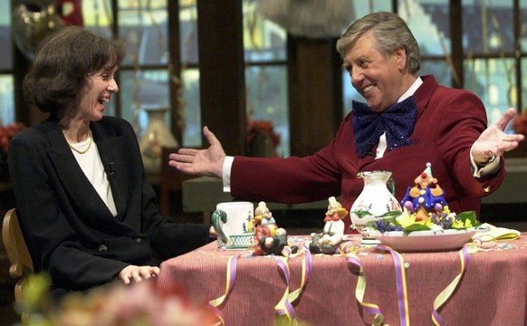 Die Basler Regierungsraetin Barbara Schneider, links, und Karl Moik, rechts, in der Hauptprobe zur ORF-Sendung &#039;Musikantenstadl&#039; am Samstag, 4. Maerz 2000, in der Basler St. Jakobshalle. (KE ...