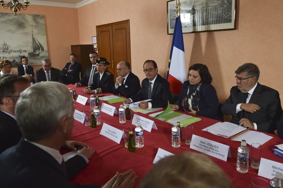 epa05556426 French President Francois Hollande (3-R) flanked by French Interior Minister Bernard Cazeneuve (4-R), Pas-de-Calais&#039; prefect Fabienne Buccio (5-L), French Housing Minister Emmanuelle  ...