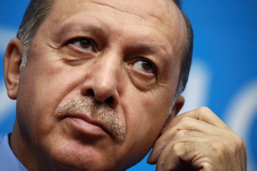 Turkey&#039;s President Tayyip Erdogan adjusts earphones during a news conference in Hangzhou, Zhejiang Province, China, September 5, 2016. REUTERS/Damir Sagolj/File Photo