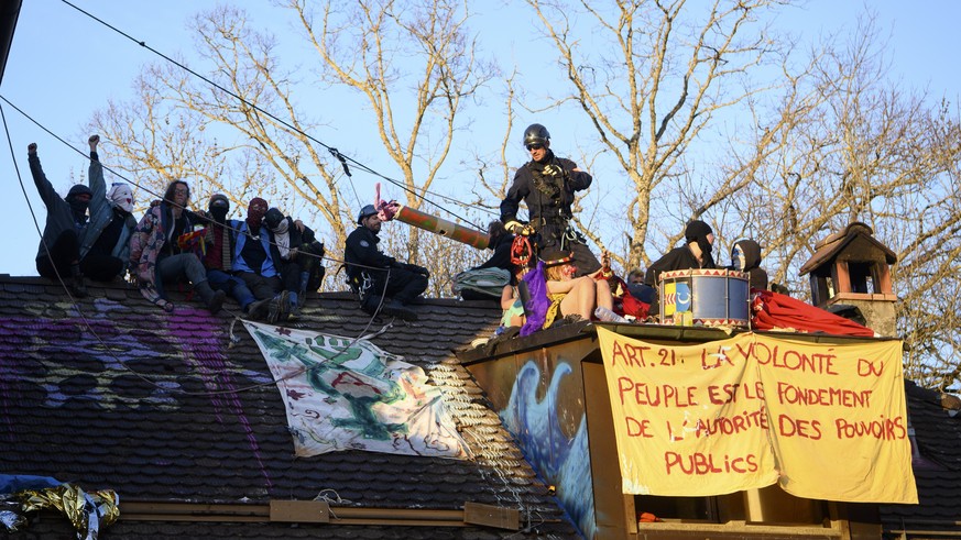 Aktivistinnen und Aktivisten hatten gegen die Erweiterung eines Steinbruchs des Zementkonzerns Holcim protestiert. Seit Oktober 2019 hielten sie das Gelände besetzt.
