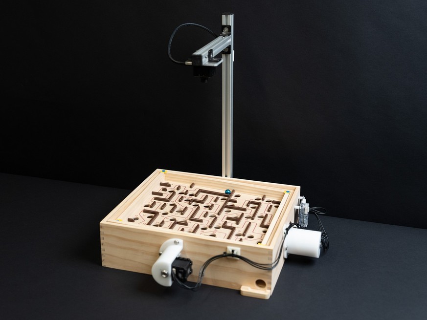 CyberRunner ist ein von ETH-Forschern entwickelter KI-Roboter, dessen Aufgabe es ist, zu lernen, wie man das beliebte und weit verbreitete Labyrinth-Murmelspiel spielt.