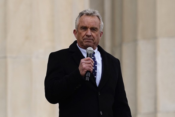 epa09705475 Robert F. Kennedy Jr speaks at the &#039;Defeat the Mandates&#039; rally in Washington, DC, USA, 23 January 2022. Several thousand protesters attended the event, despite the Covid-19 vacci ...