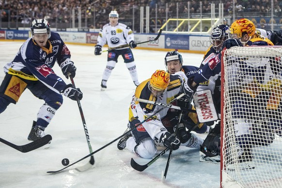 Zugs Carl Klingberg, Ambris Brian Flynn, Zugs Jan Kovar, Ambris Torhueter Daniel Manzato und Zugs Gregory Hofmann, von links, beim Eishockey Meisterschaftsspiel der National League zwischen dem EV Zug ...