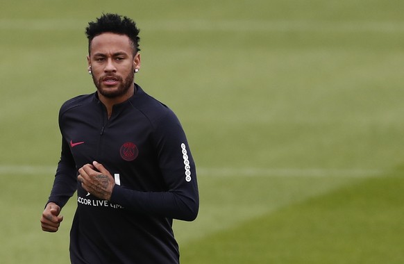 epa07777267 Paris Saint Germain player Neymar Jr attends a training session at the Ooredoo training centre in Saint-Germain-en-Laye, outside Paris, France, 17 August 2019. EPA/IAN LANGSDON