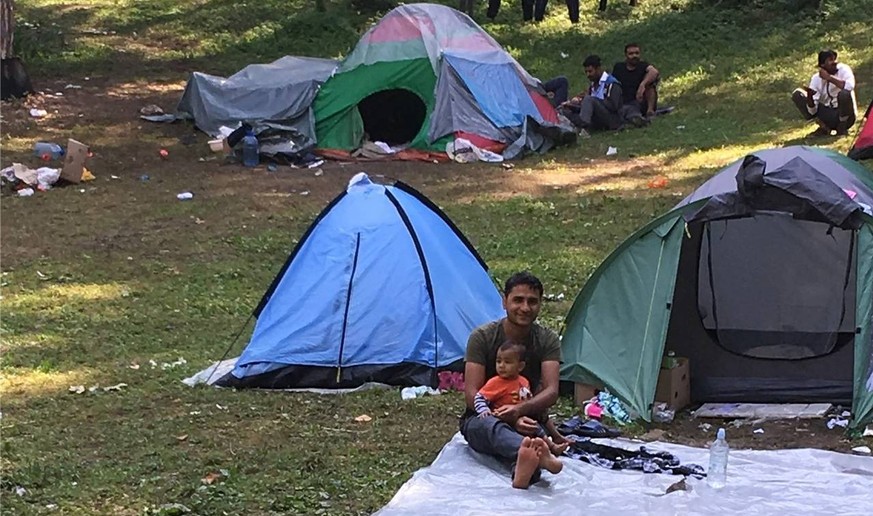 Eine Flüchtlings- familie campiert in einem Wald ausserhalb der bosnischen Stadt Bihać. Die Nächte sind kalt, das Essen knapp.