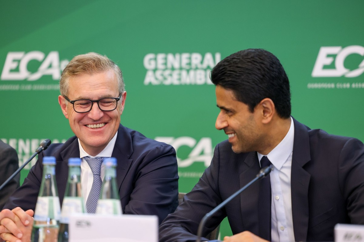 07.09.2023, Berlin: Fußball: European Club Association (ECA), Generalversammlung. Jan-Christian Dreesen, Vorstandschef des FC Bayern München (l) und Nasser Al-Khelaifi Präsident, Paris Saint-Germain,  ...