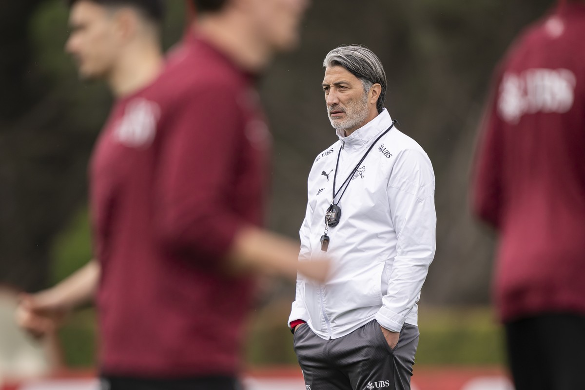 KEYPIX - Der Cheftrainer der Schweizer Fussballnationalmannschaft, Murat Yakin, beobachtet seine Spieler waehrend einem Training, am Donnerstag, 20. Maerz 2025, in The Campus, in Almancil, Portugal. D ...