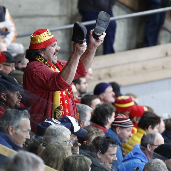 Ein Langnauer Fan in Aktion, im Eishockey Meisterschaftsspiel der National League zwischen den SCL Tigers und dem EHC Biel, am Freitag, 31. Januar 2020 in der Ilfishalle in Langnau. (KEYSTONE/Peter Kl ...