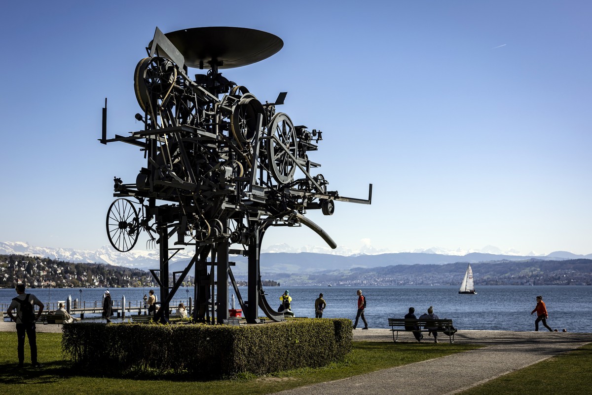 Spaziergaenger gehen bei sonnigen Weter an der Heureka, einer kinetischen Plastik des Schweizer Kuenstler Jean Tinguely am Zuerichhorn vorbei, aufgenommen am Montag, 7. April 2025 in Zuerich. (KEYSTON ...