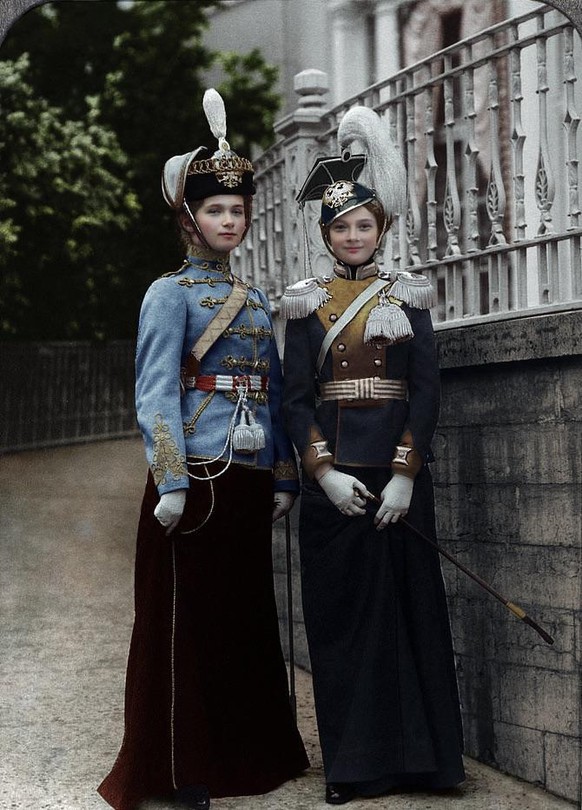Die Grossfürstinnen Olga und Tatjana in ihren Regimentsuniformen, 1911.