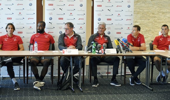 Yann Sommer, Johan Djourou, Claudio Sulser, Vladimir Petkovic, Stephan Liechtensteiner und Granit Xhaka, vlnr, an einer Medienkonferenz des Schweizer Fussballverbandes in Feusisberg (SZ) am Dienstag,  ...