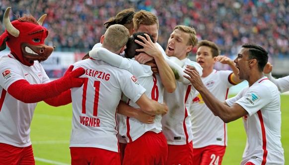 epa05599503 Leipzig&#039;s players congratulate Naby Keita after he scores the 1-0 during the German Bundesliga soccer match between RB Leipzig and Werder Bremen at the Weserstadium in Bremen, Germany ...