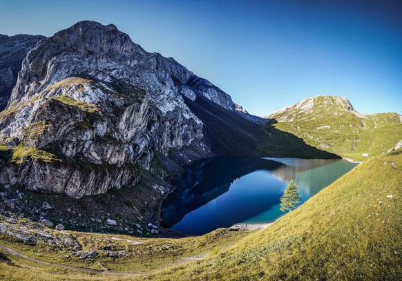 Iffigsee: Saphirblauer Juwel auf 2'065 m ü. M. Der Bergsee im Naturschutzgebiet Gelten-Iffigen oberhalb der Iffigenalp lädt zum Verweilen, Fischen oder zu einer nassen Abkühlung ein. Rauszeit Ber ...