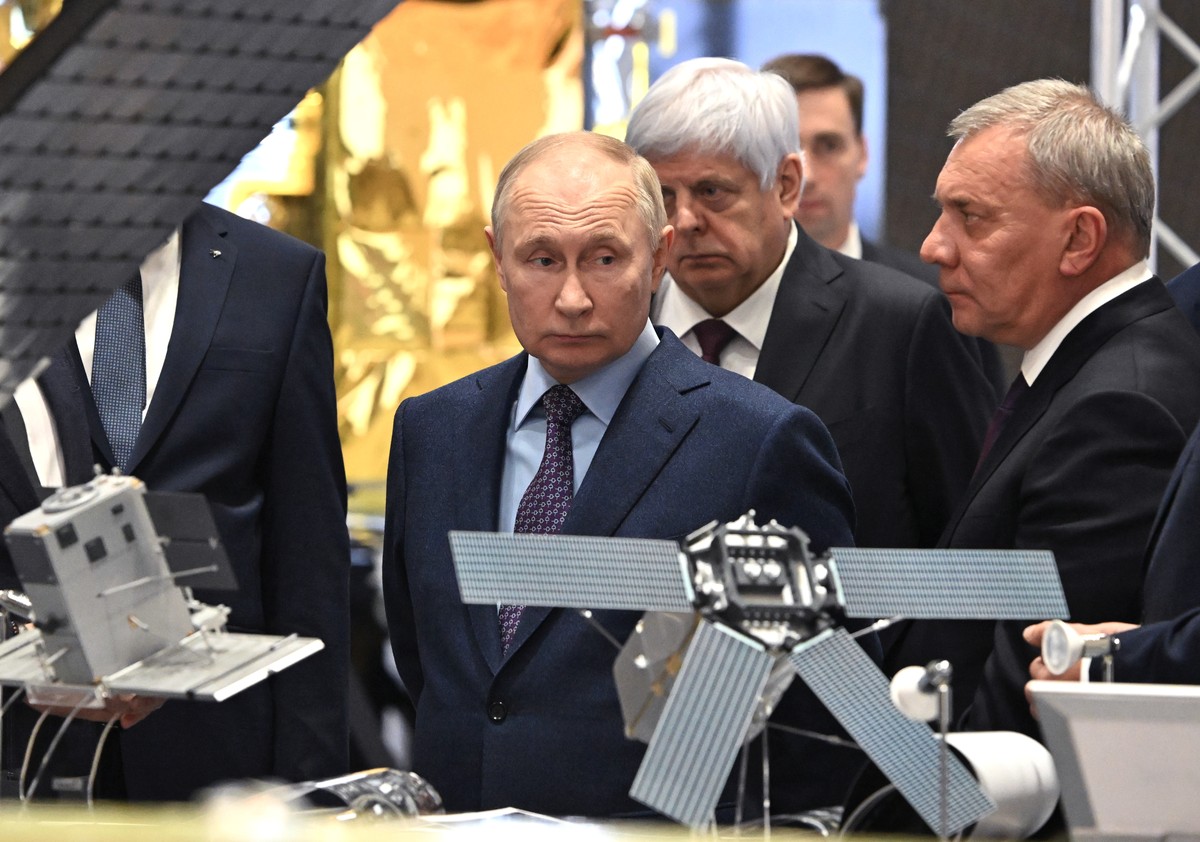 Le président russe Vladimir Poutine visitait jeudi la Rocket and Space Corporation près de Moscou.