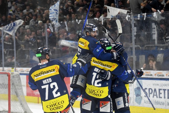Ambri's player Daniele Grassi center, celebrates the 2-2 goal with team mates, during the preliminary round game of National League A (NLA) Swiss Championship 2022/23 between HC Ambri Piotta and SC Ra ...