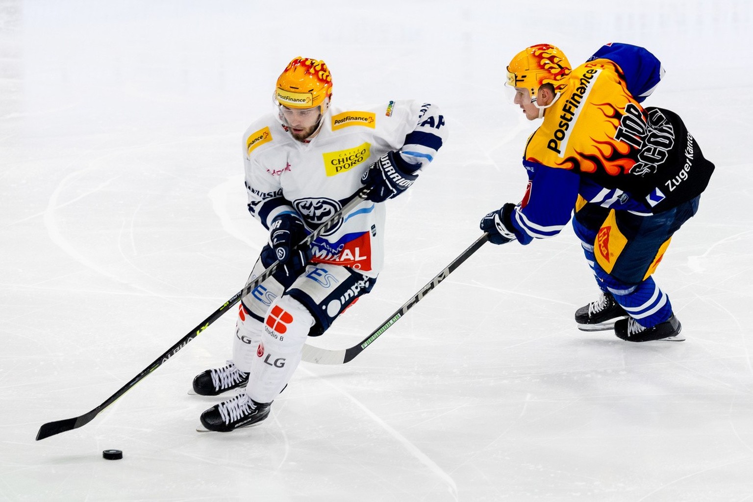 HC Ambri-Piottas PostFinance Top Scorer Michael Spacek, links, gegen EV Zugs PostFinance Top Scorer Marc Michaelis im Eishockey Qualifikationsspiel der National League zwischen dem EV Zug und dem HC A ...